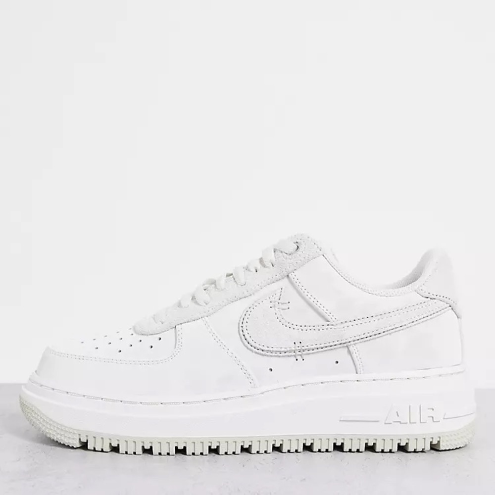Nike Air Force 1 Luxe sneakers - WHITE New with tags size 6 men, 7.5 women